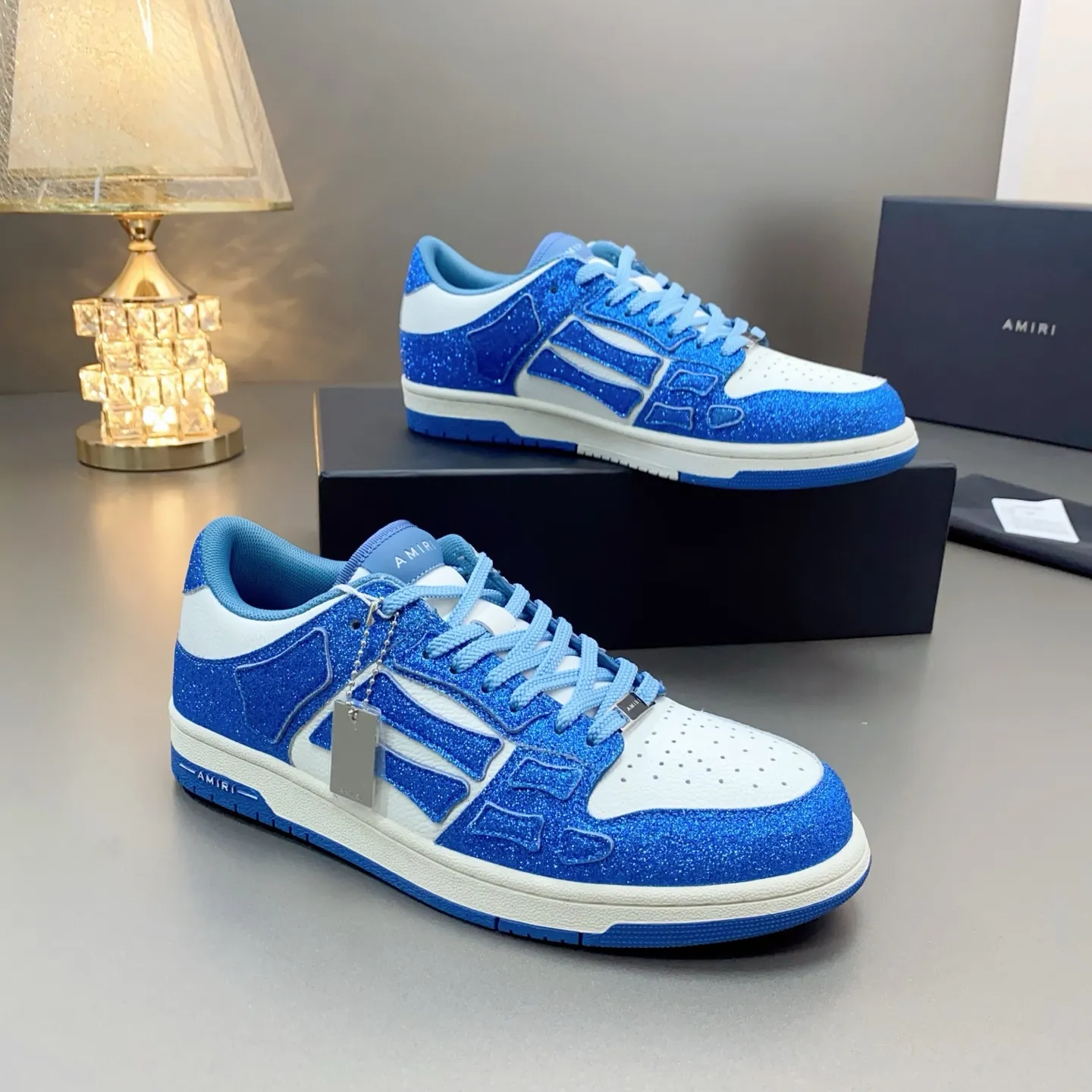 p580🐮🐮AMIRI Couple Style👑 The latest The Pacific Series Couple Style💀🦴Bone Stars Casual Sports Shoes Skateboard Shoes✔️ AMIRI's Pacific shoes are a sneaker that combines luxury and street style. Many celebrities and Internet celebrities have the same style. Its design and workmanship are very exquisite. Made of high-grade cow leather, soft to the touch and highly durable. 💎Fabrics: Original custom imported first-layer cowhide 💎Inner lining: Original customized breathable mesh 💎Foot: Original injection molded one-piece, comfortable, wear-resistant and not tiring for feet 💎Outsole: Original 1:1 molded three-color sole Original outsole 💎Sole thickness: 3CM 💎Size: Female 35-40 Male 39-46 💎Price; Top version 👑Special remarks Remark: (Female size 34 40 . Men's sizes 38 45 46 are customized and cannot be returned or exchanged. Please note when ordering! Thank you🤝🤝